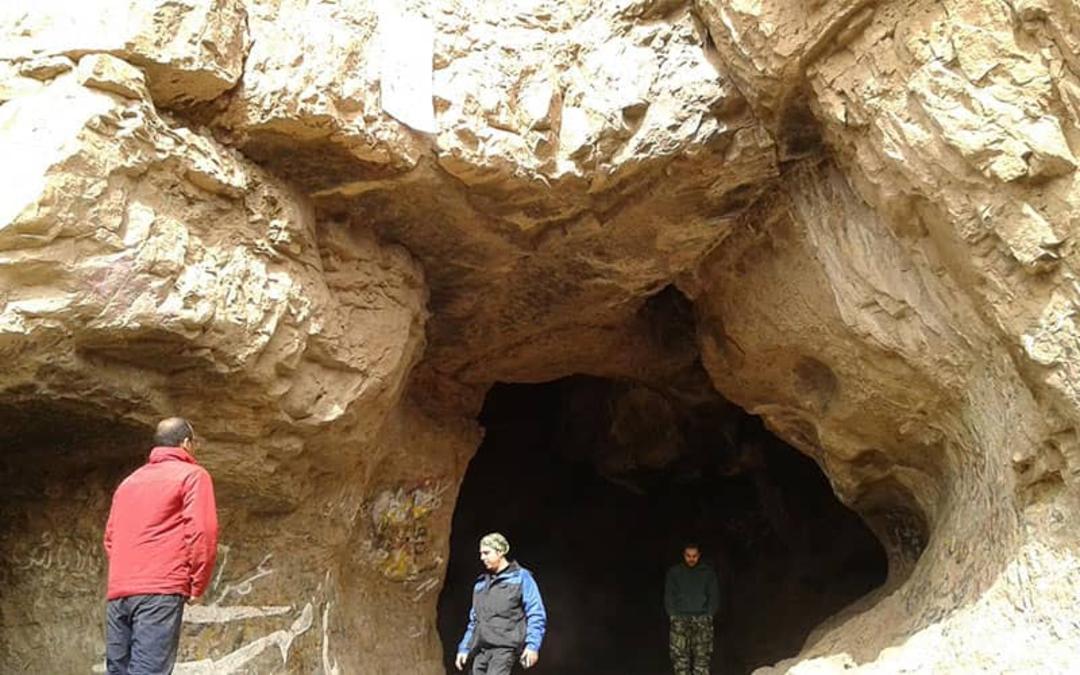 حضور گردشگران در دهانه غاری بزرگ