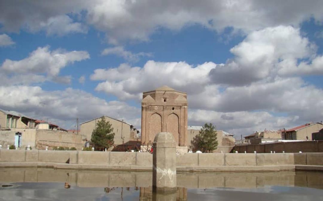 حوض آب بزرگی در مقابل سازه ای تاریخی