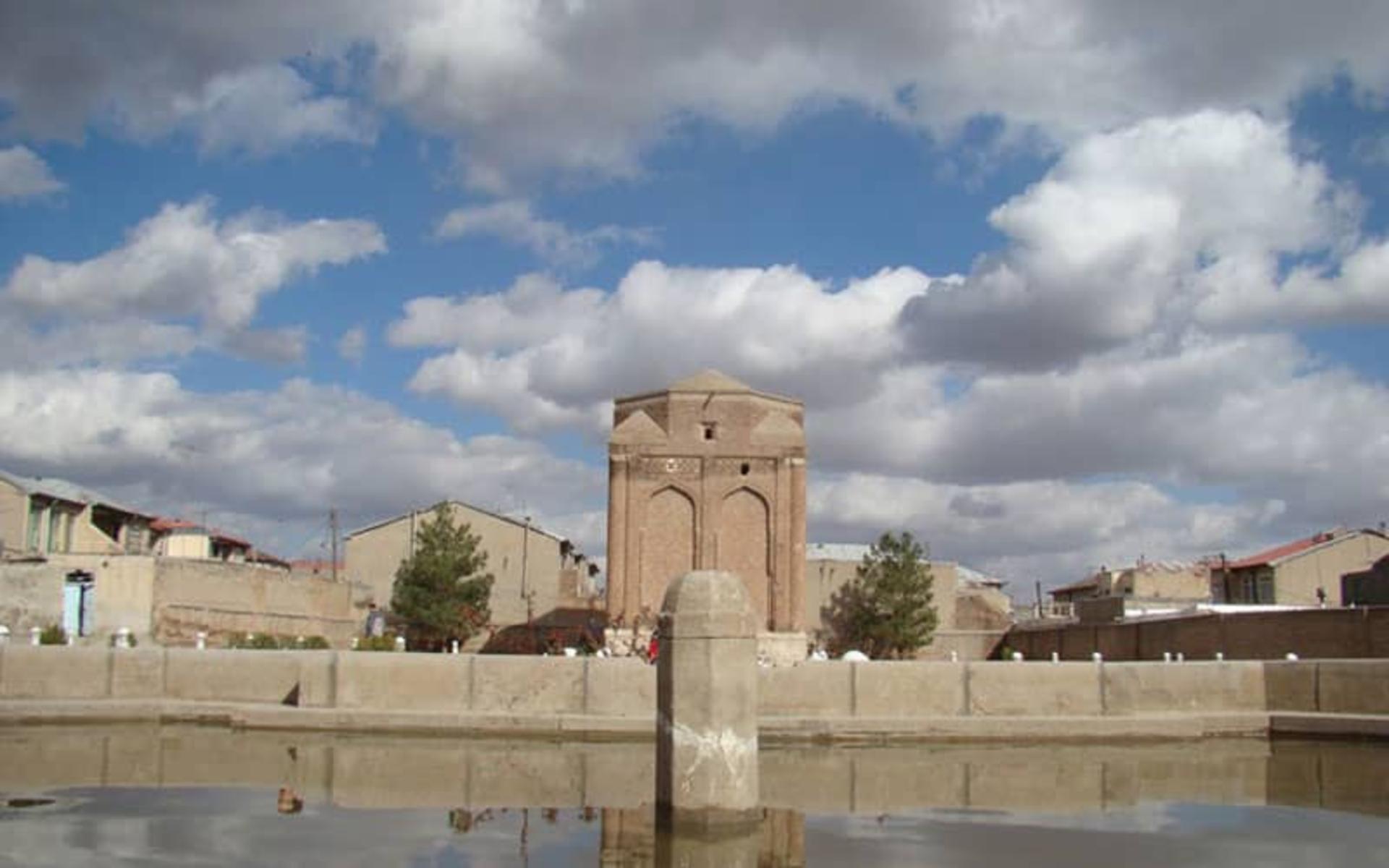 حوض آب بزرگی در مقابل سازه ای تاریخی