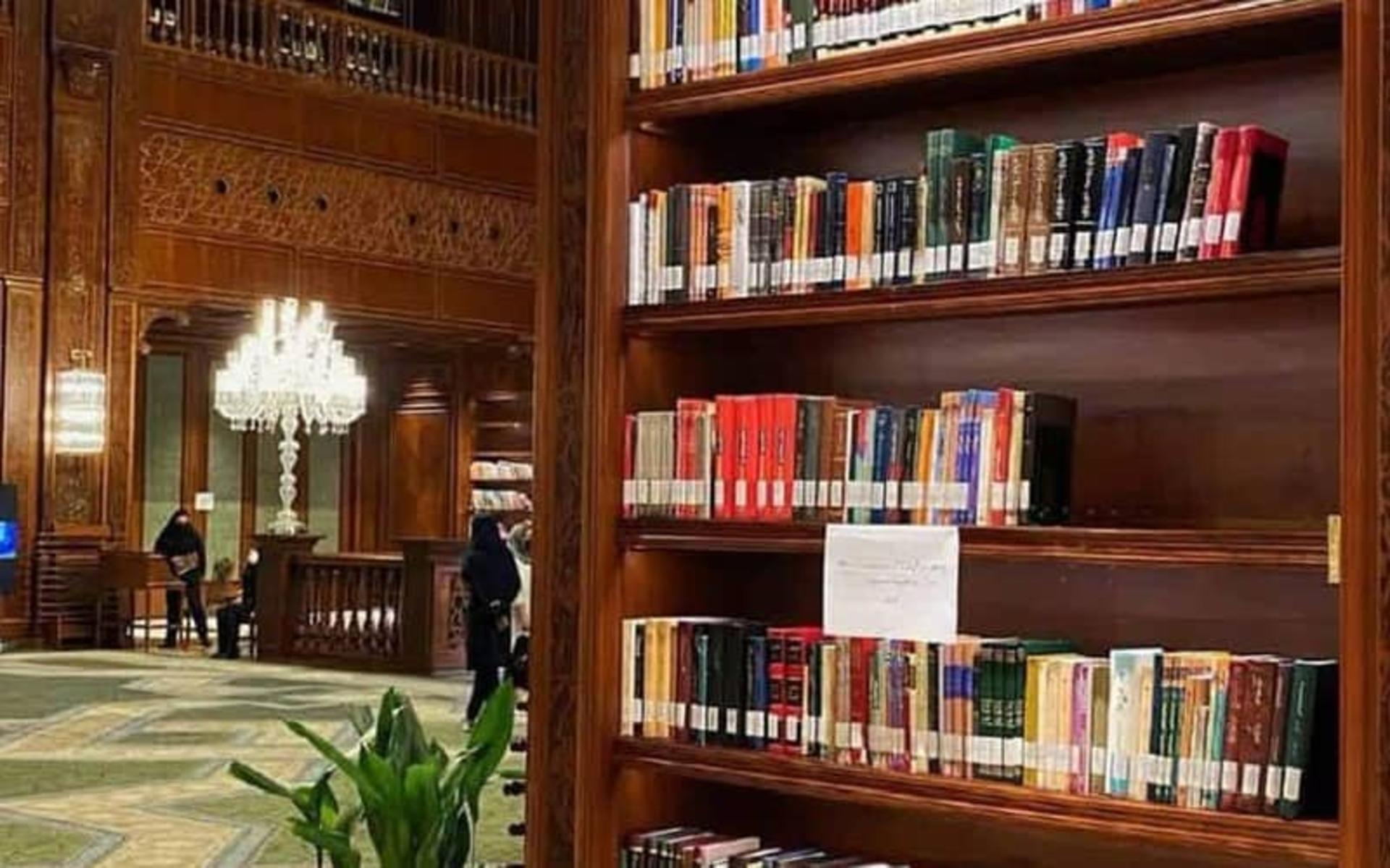 قفسه چوبی کتابخانه