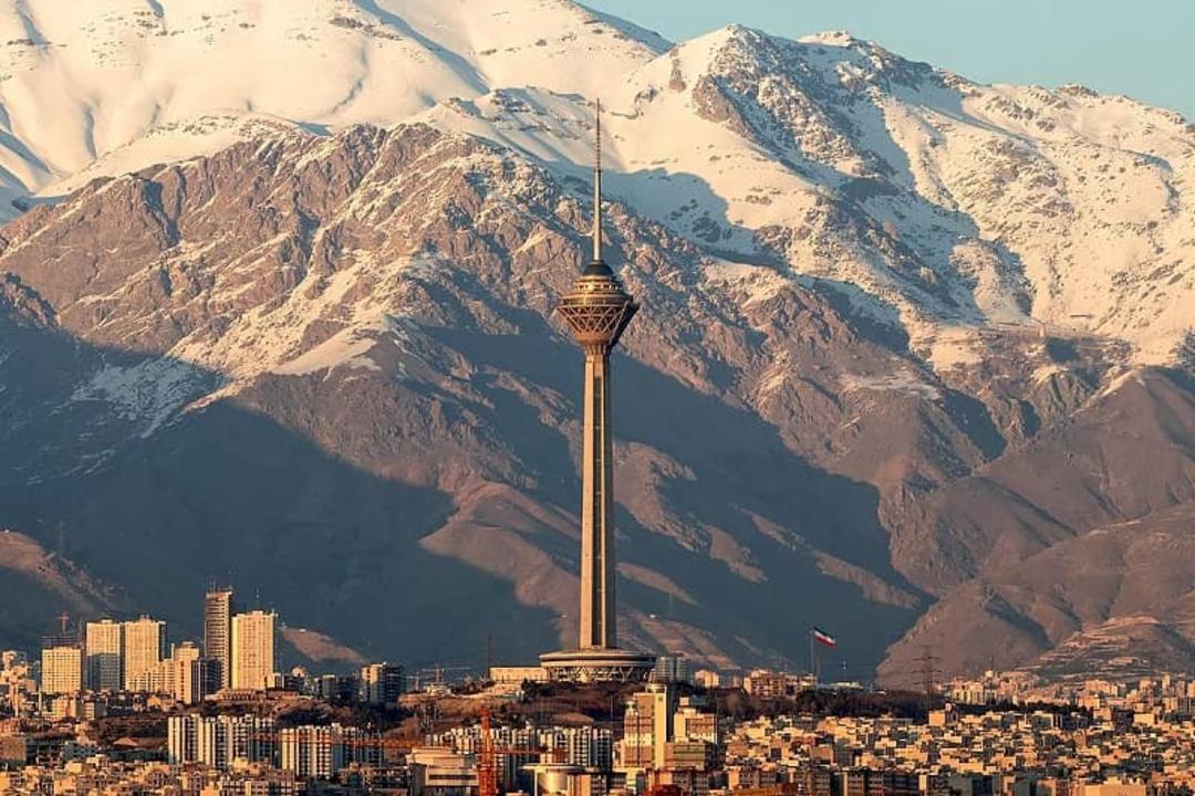 برج میلاد و منظره ای از کوه توچال