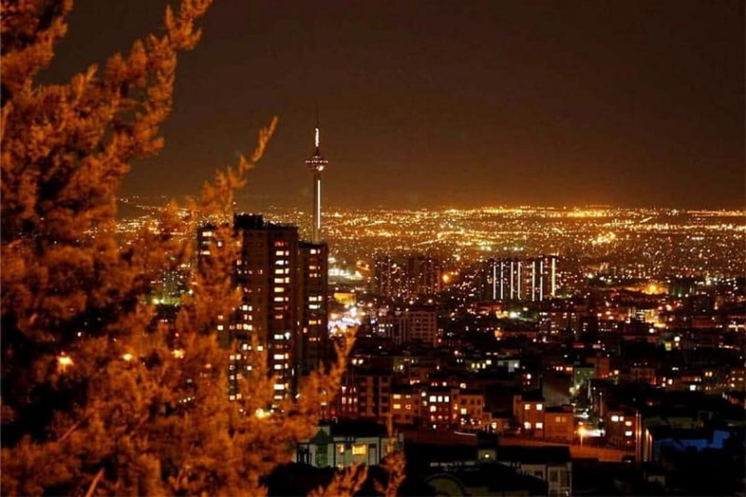 دورنمای پایتخت در شب از نمای بام تهران 
