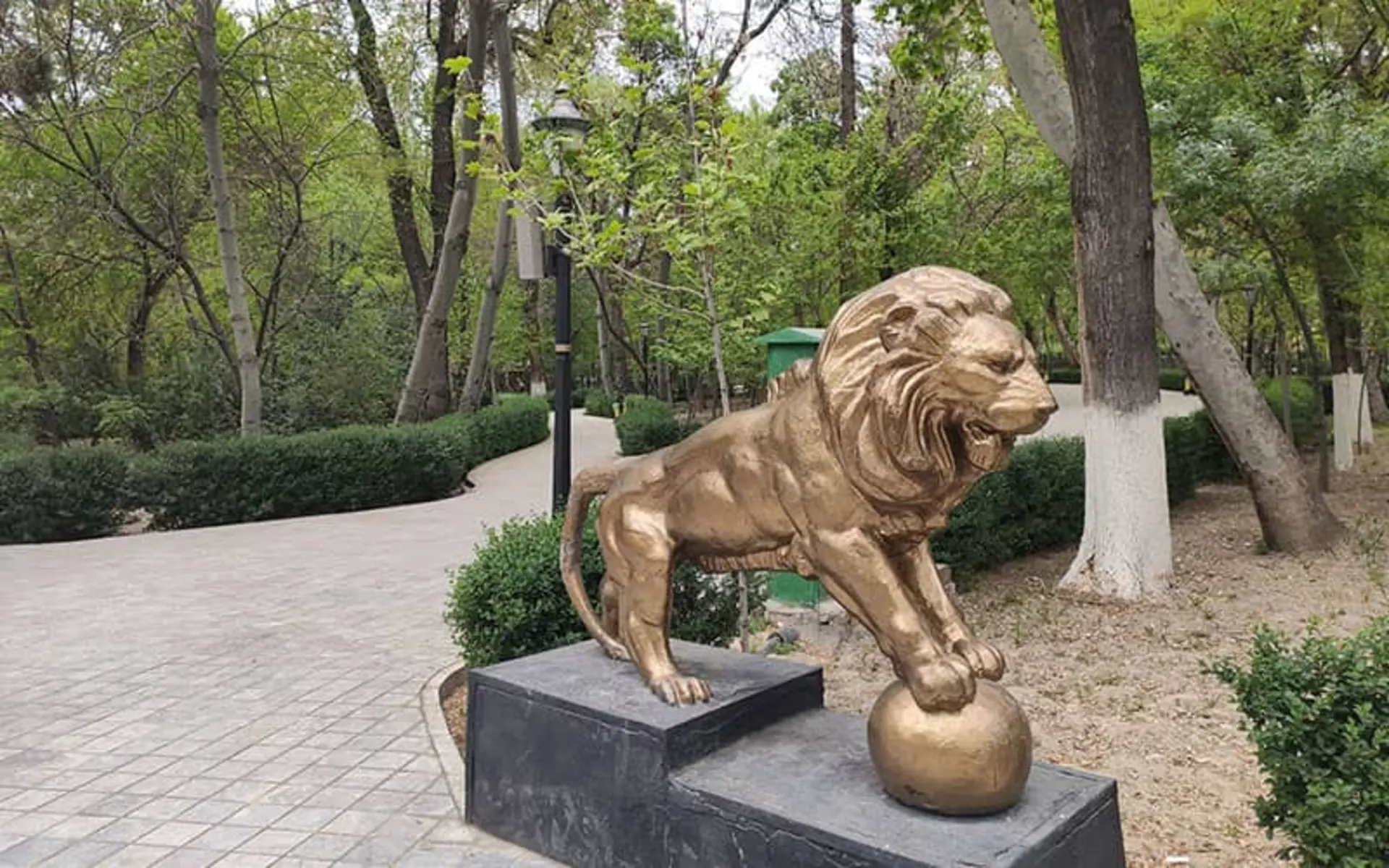 مجسمه شیر طلایی در پارک شهر تهران