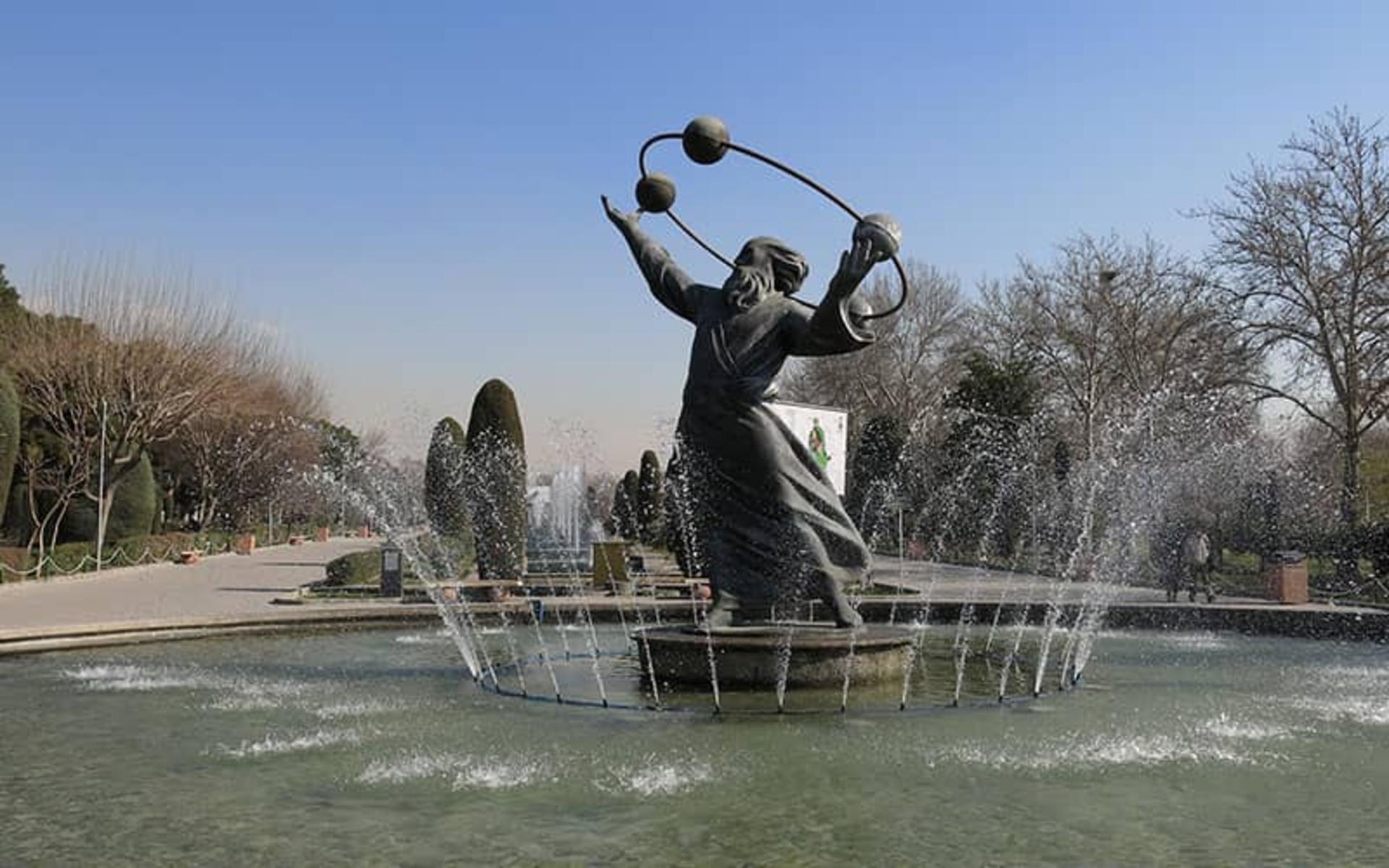 مجسمه ای در وسط حوض آب پارک لاله تهران