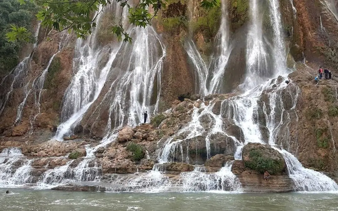 آبشاری چند شاخه و پرآب