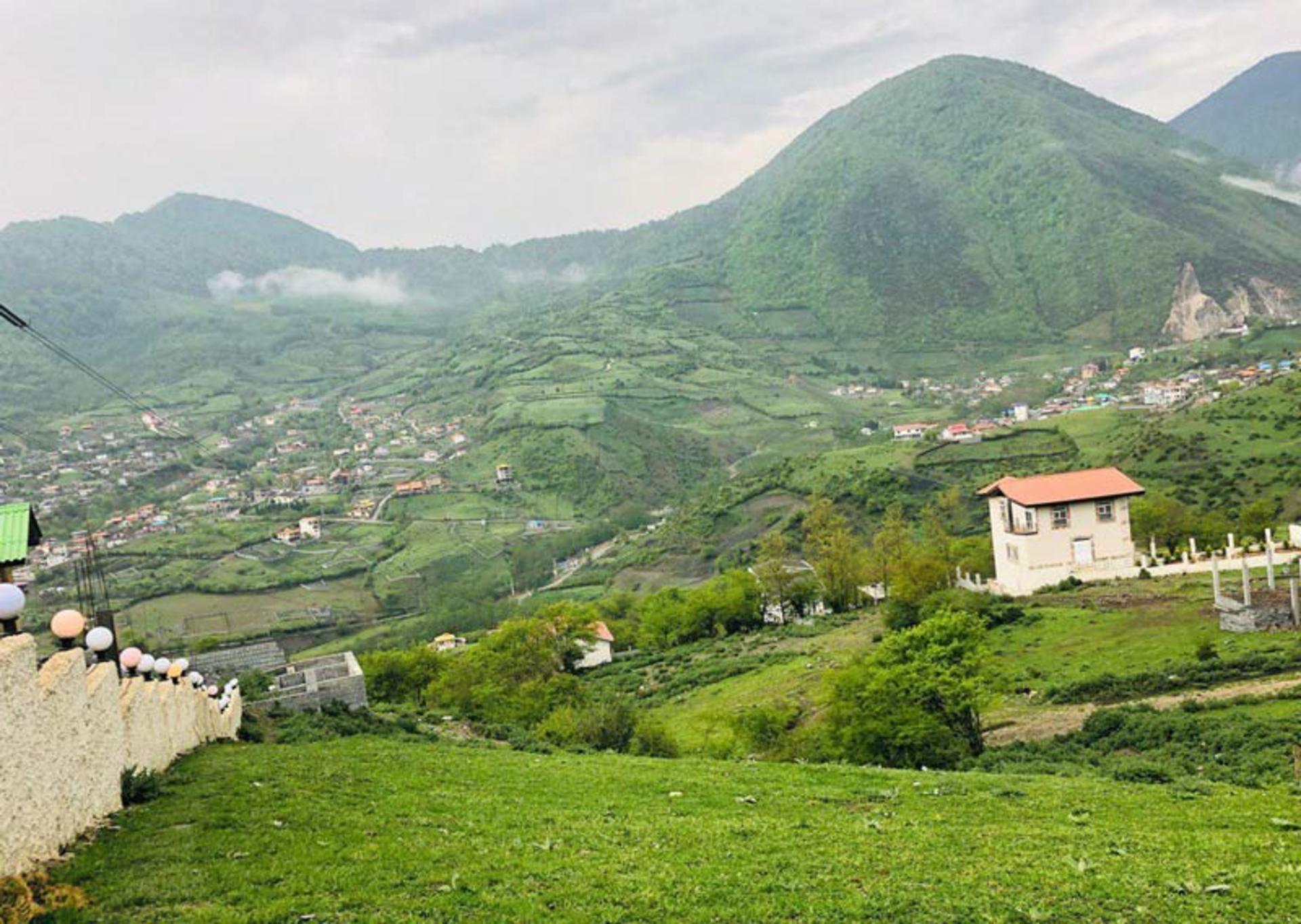 خانه های روستایی لاویج روی تپه های سرسبز کوهستان البرز