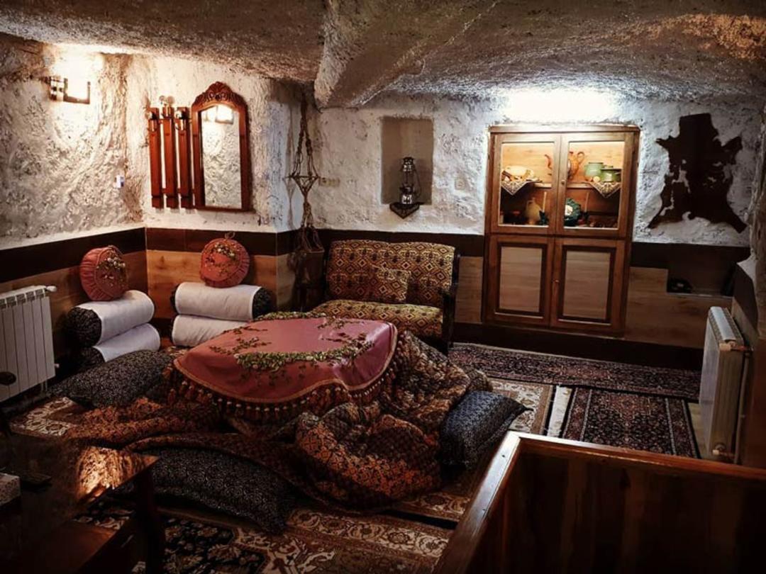 کرسی و تزئینات سنتی داخل اقامتگاه بومگردی عمارت سنگی کندوان