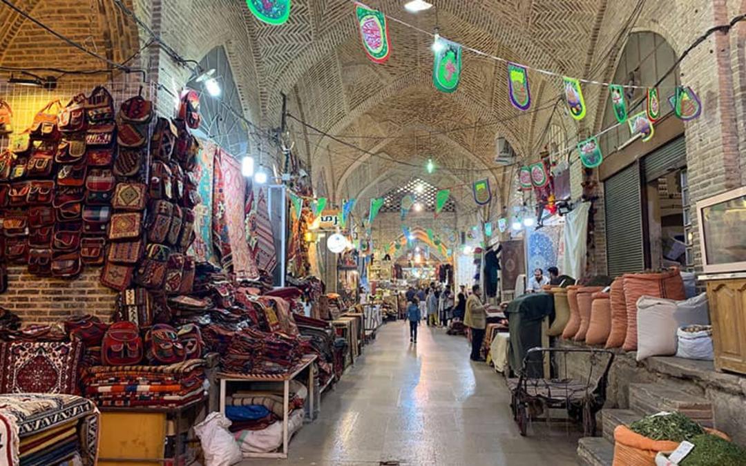 بازاری تاریخی با سقف طاقی شکل