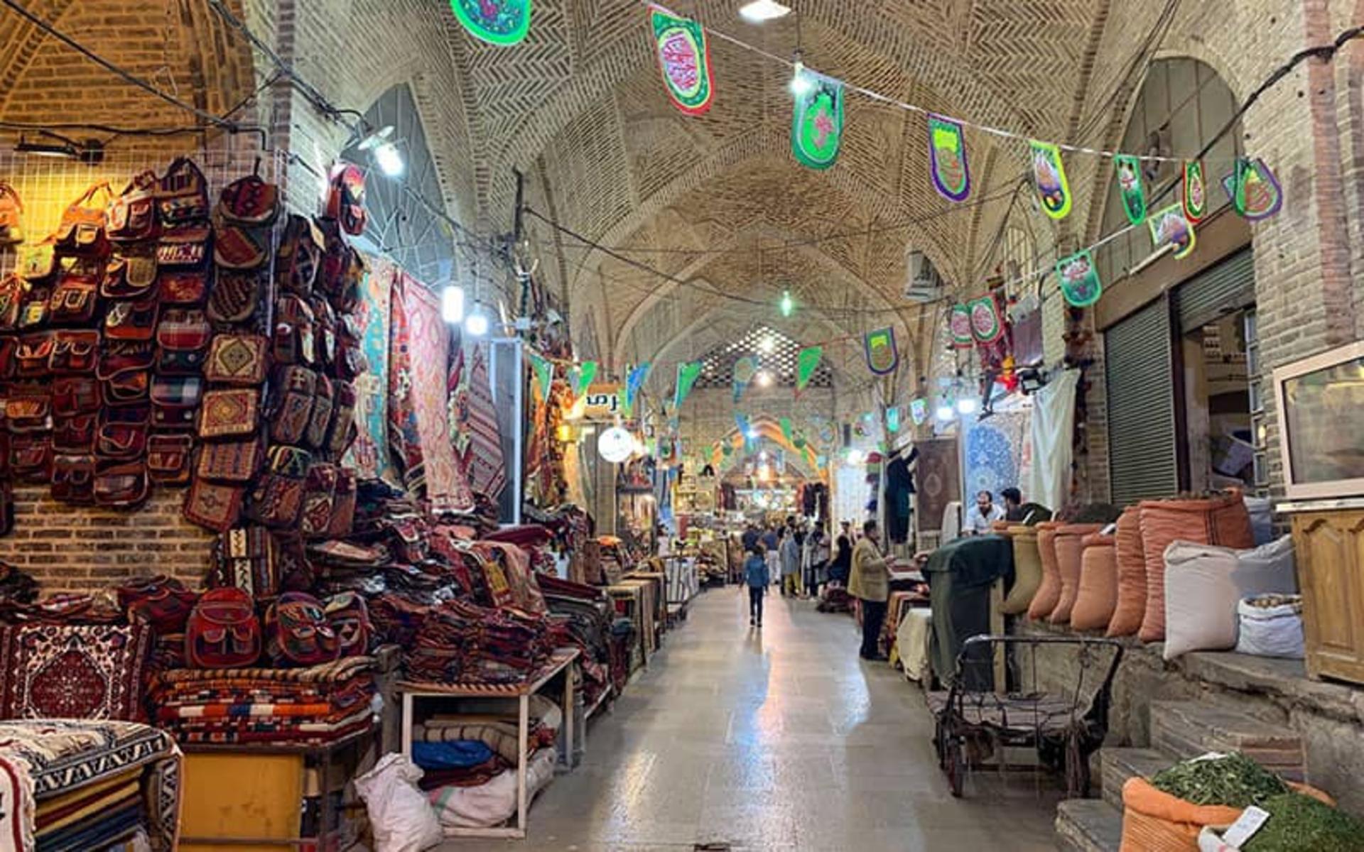 بازاری تاریخی با سقف طاقی شکل