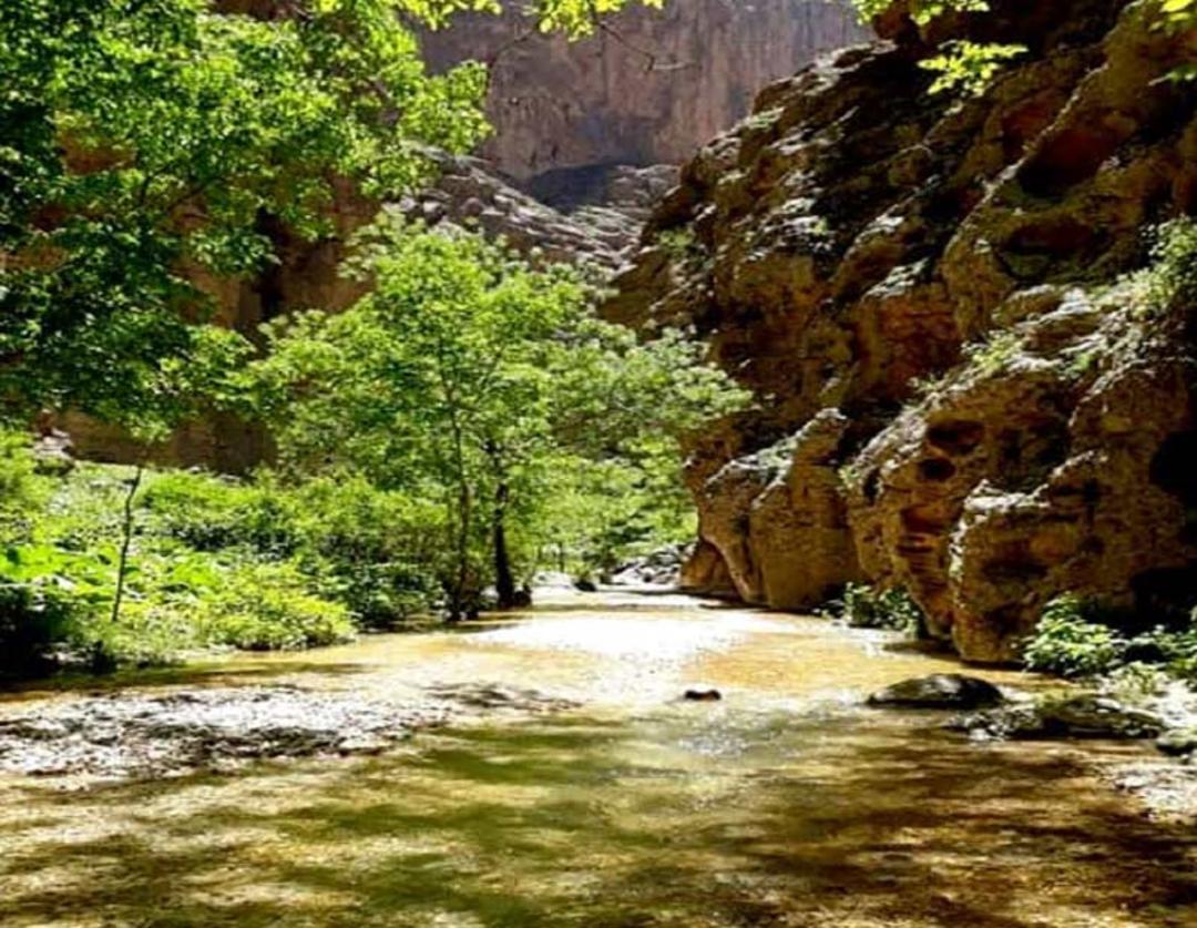 مسیر ورودی دره اجنه در روستای اخلمد