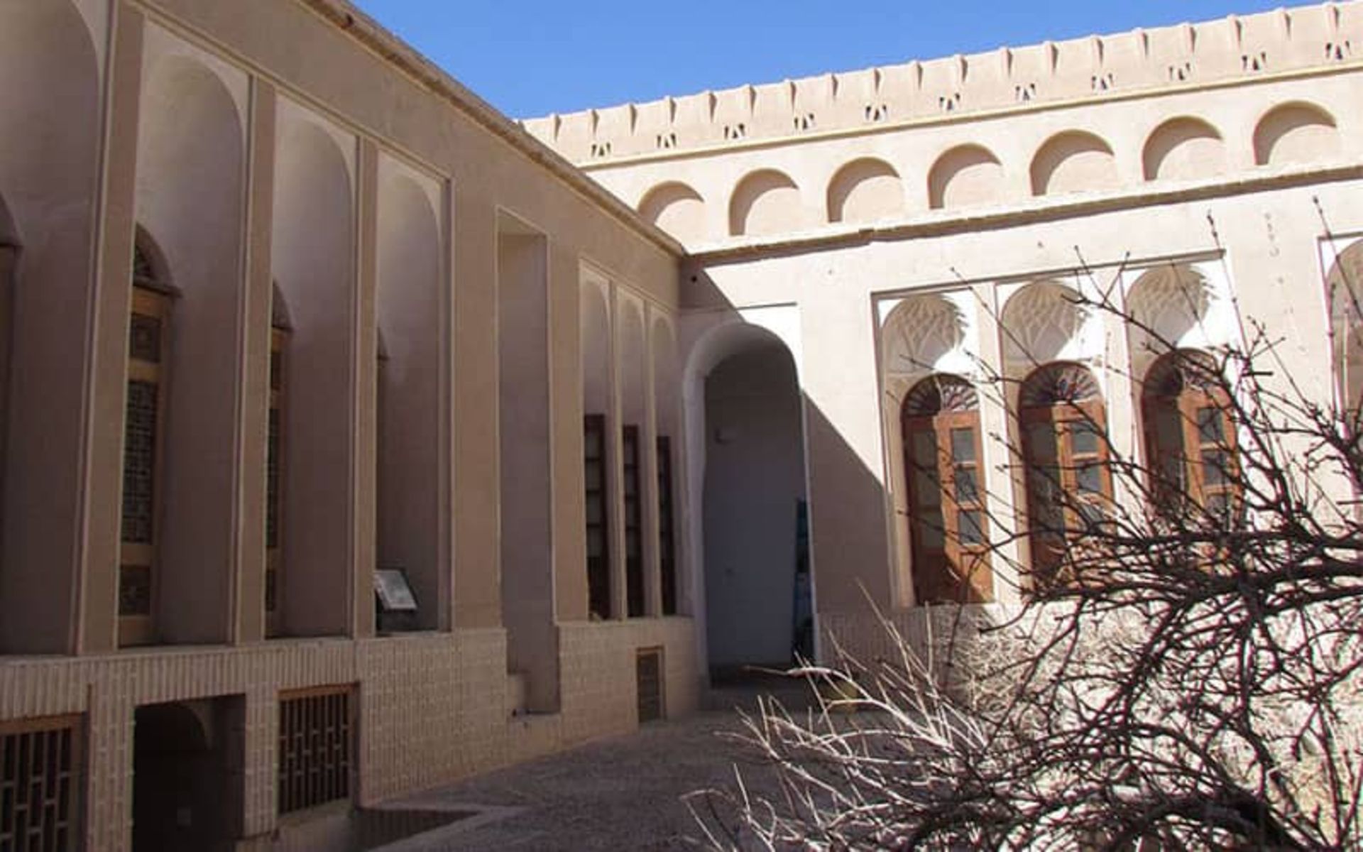 گوشه ای از عمارت تاریخی آقازاده