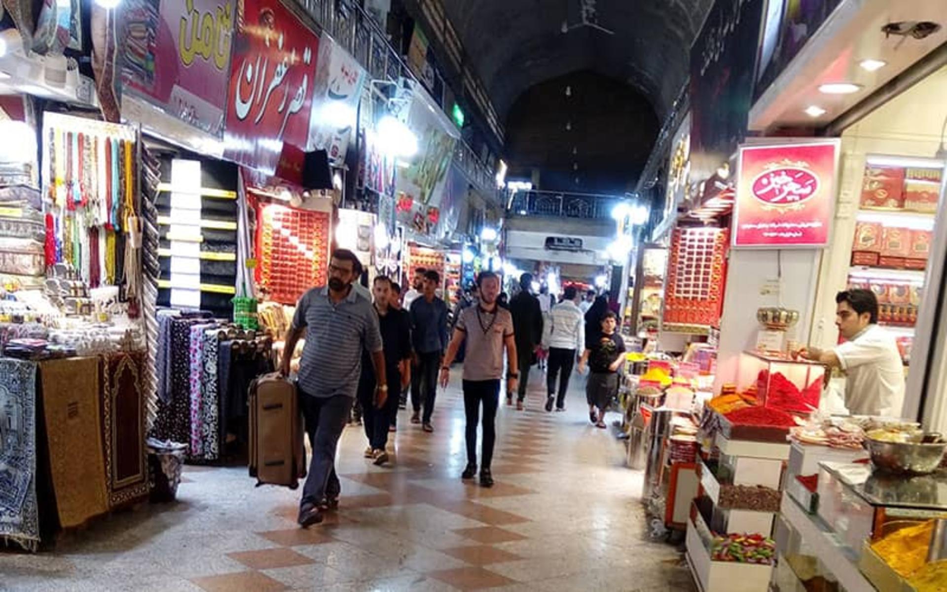 تردد گردشگران در بازار رضا