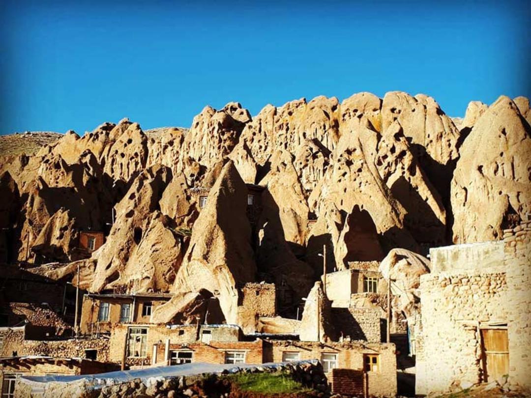 نمای بیرونی عمارت سنگی کندوان پای کوه