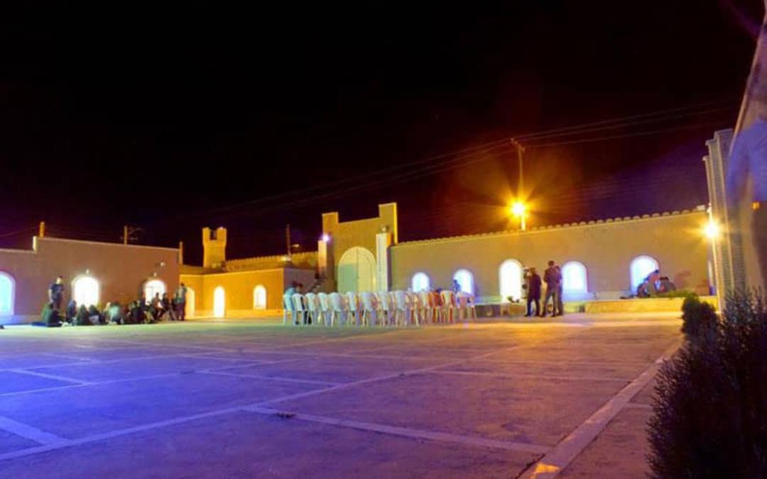 محوطه کاروانسرایی قدیمی در شب