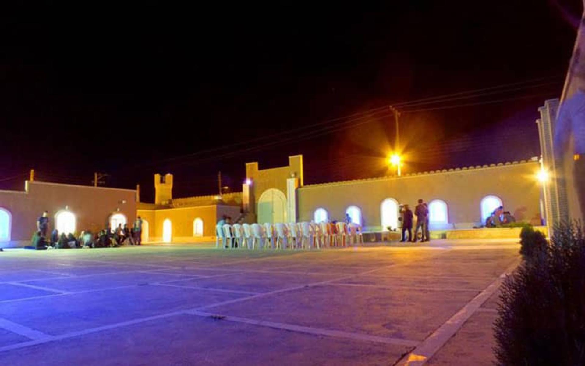 محوطه کاروانسرایی قدیمی در شب