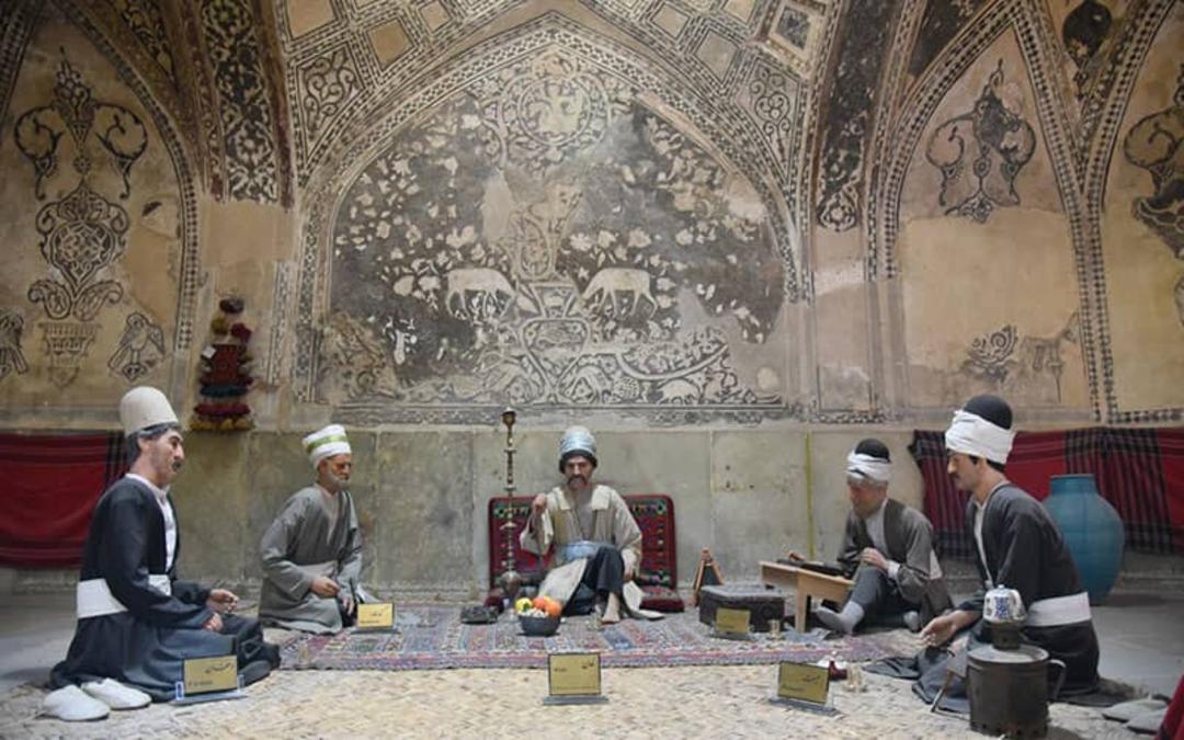 مجسمه سه مرد با لباس سنتی در حمام وکیل