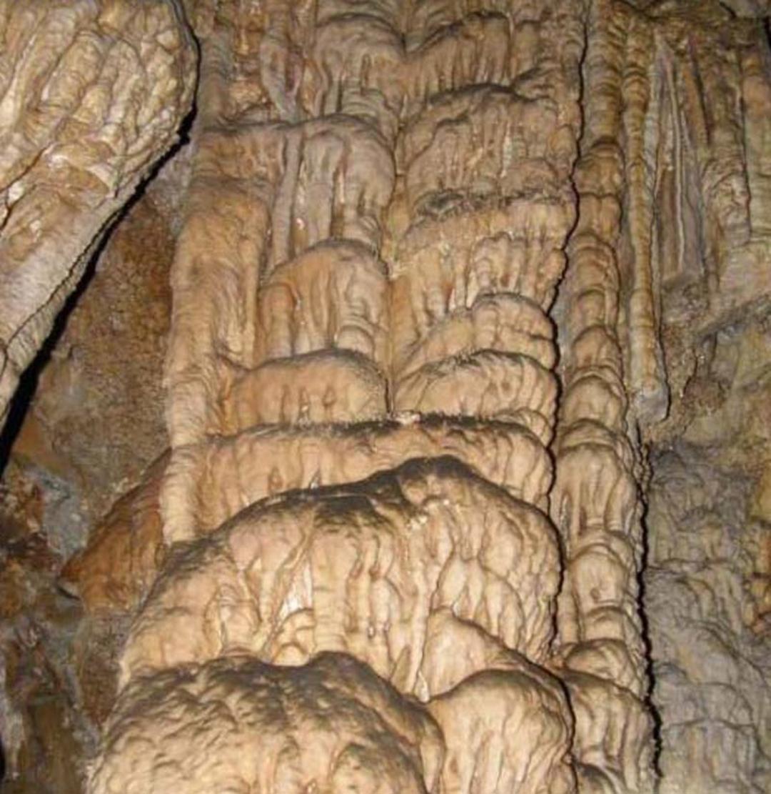 تاقدیس رسوبی داخل غار رودافشان دماوند