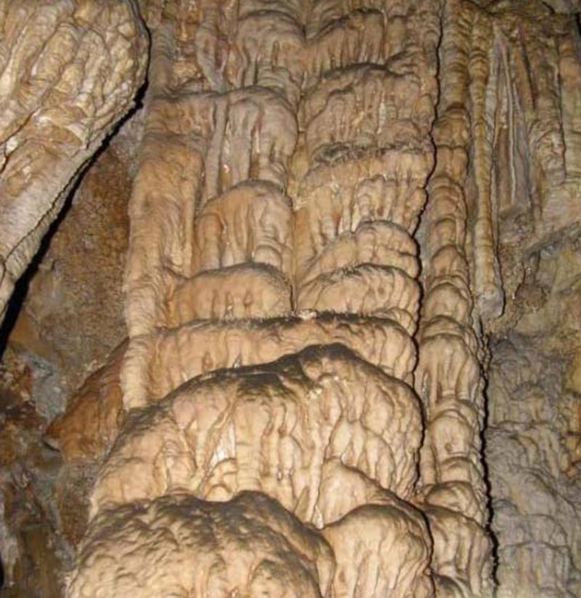 تاقدیس رسوبی داخل غار رودافشان دماوند