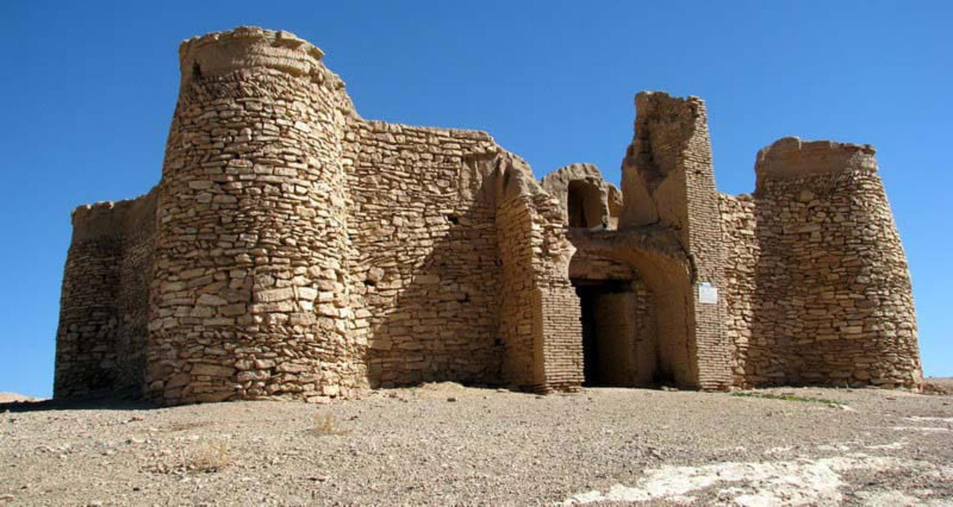 نمای بیرونی قلعه سفید ندوشن