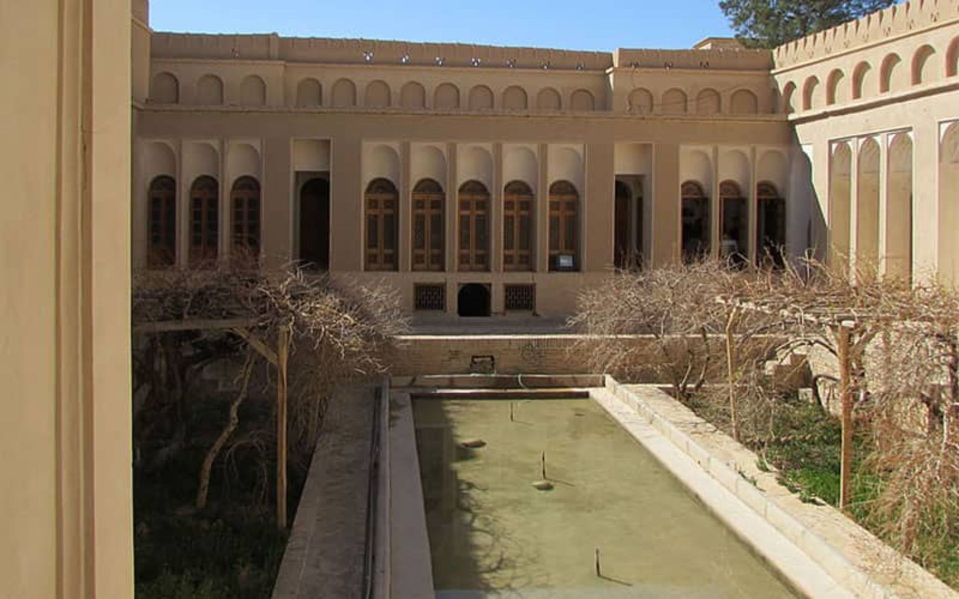 حیاط بزرگ و حوض آب در خانه تاریخی