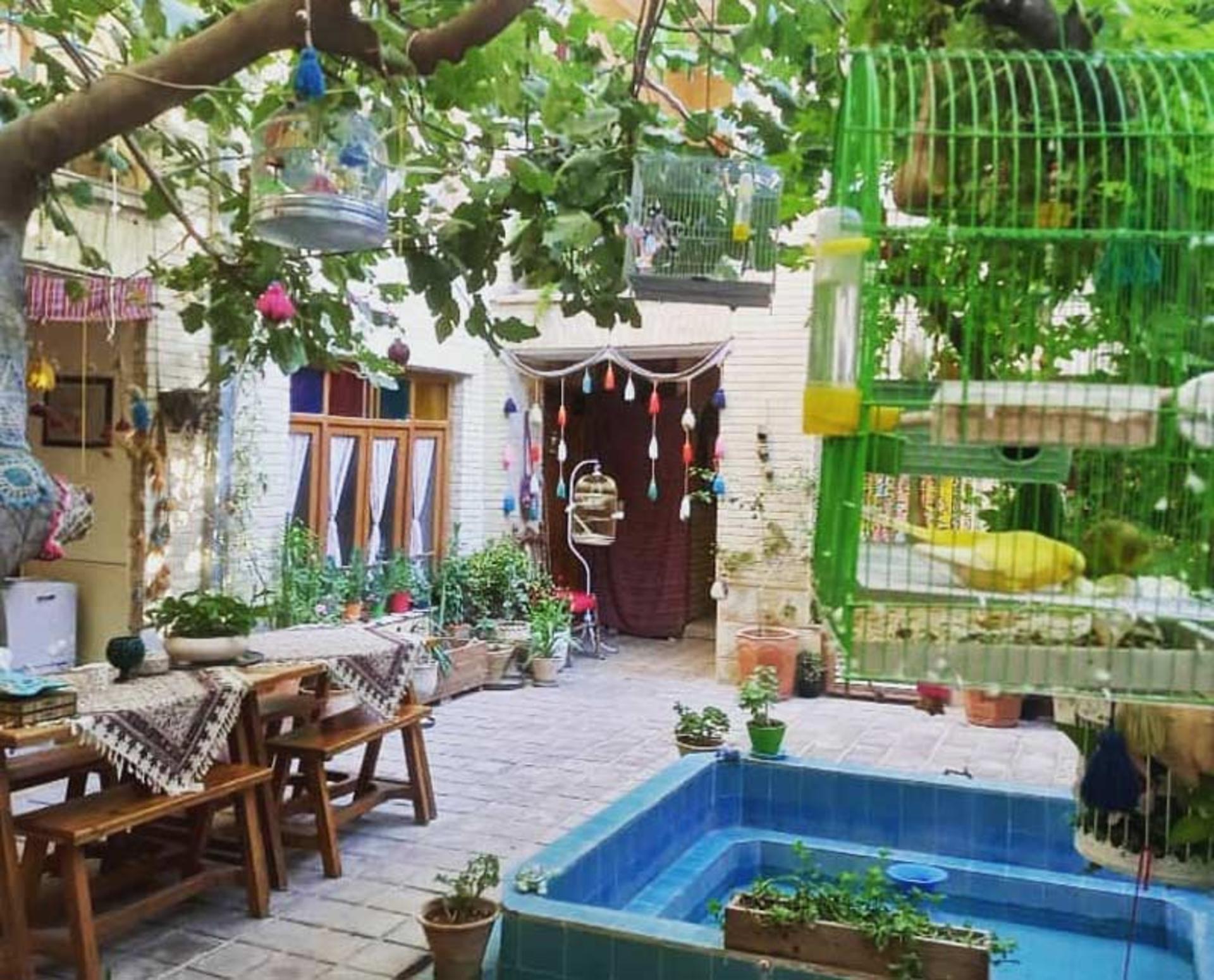حیاط اقامتگاه بومگردی ماه سلطان