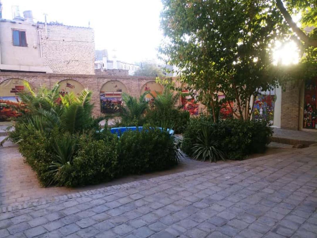 حوض و درختان خانه توکلی مشهد