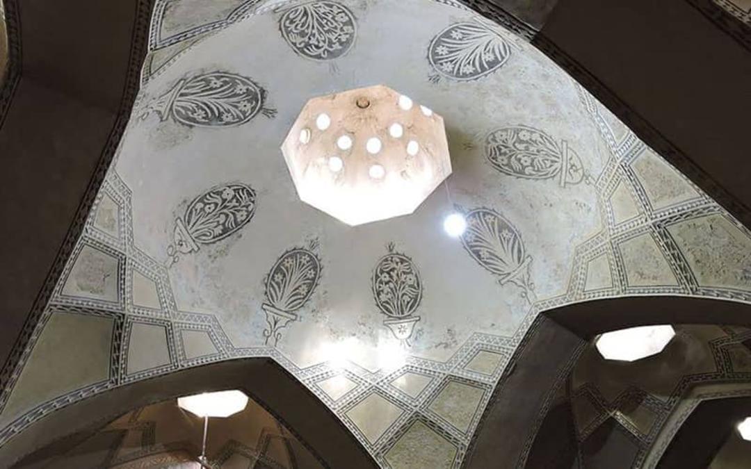 سقفی گچی مزین به نقاشی گیاهی