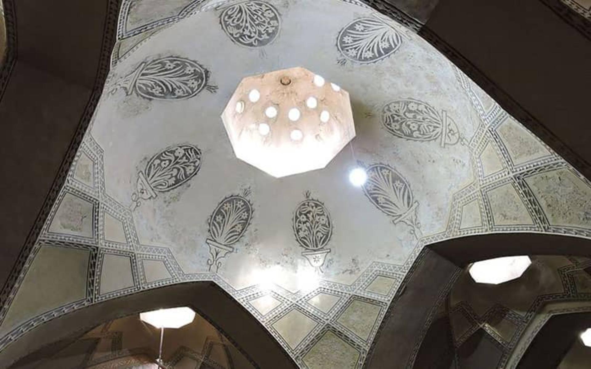 سقفی گچی مزین به نقاشی گیاهی