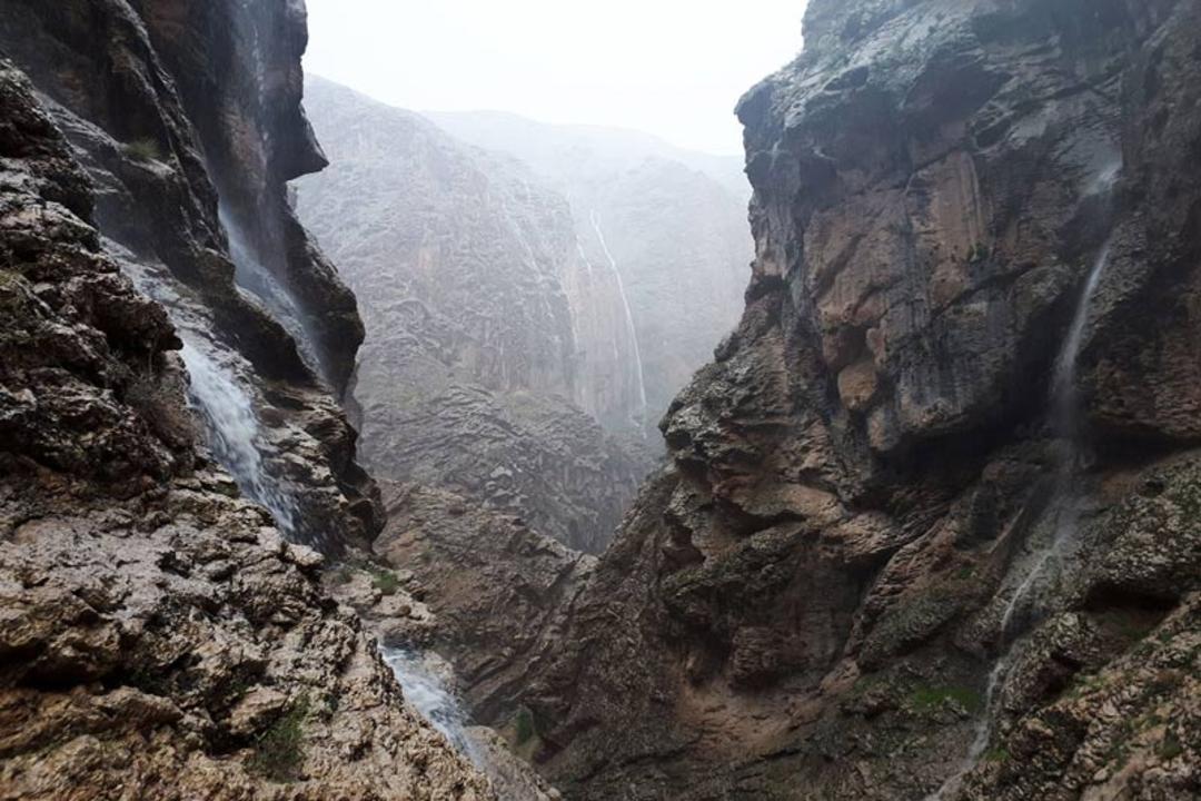 کوهستان اخلمد با صخره های تودرتو از نمای دور