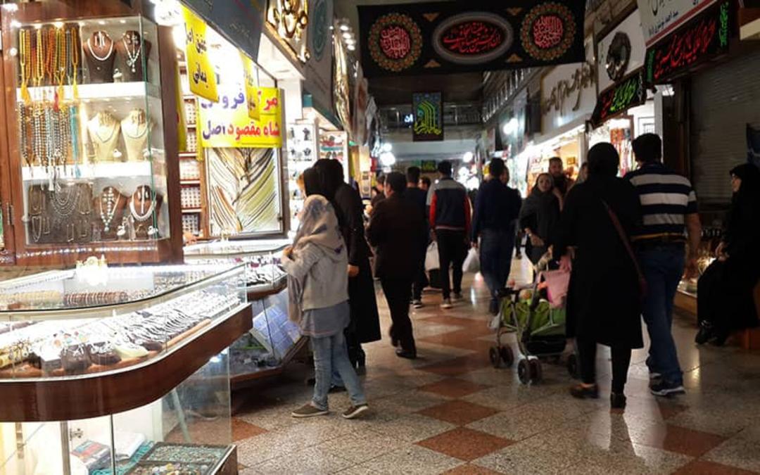حضور گردشگران در بازار رضا