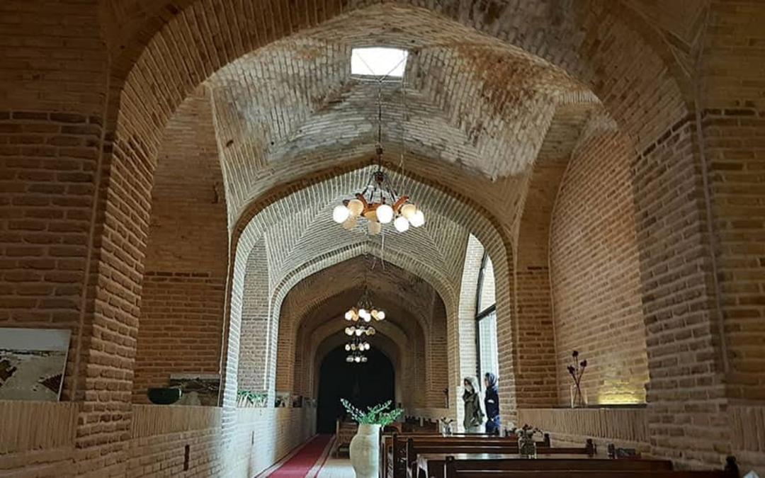 تخت های چوبی در کاروانسرایی تاریخی