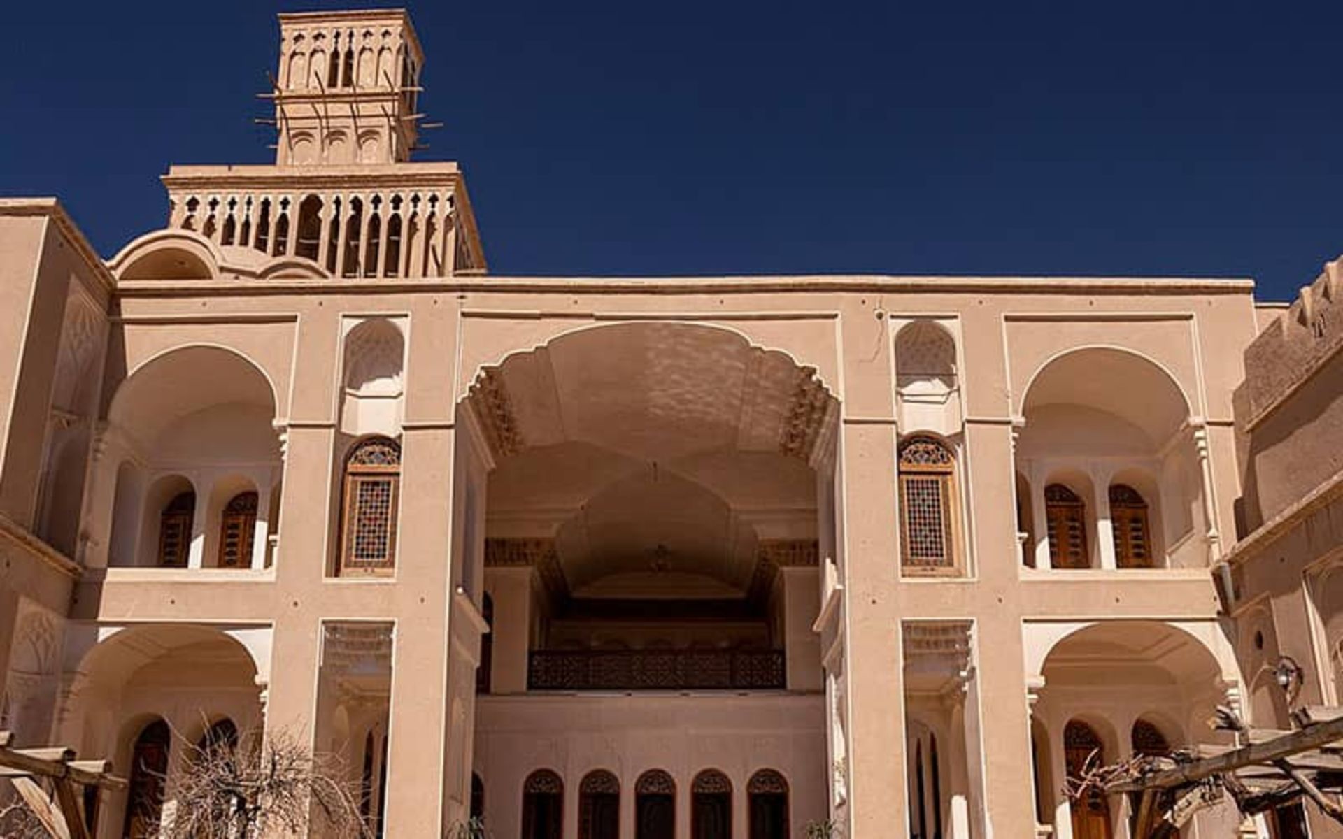 عمارتی تاریخی با بادگیر