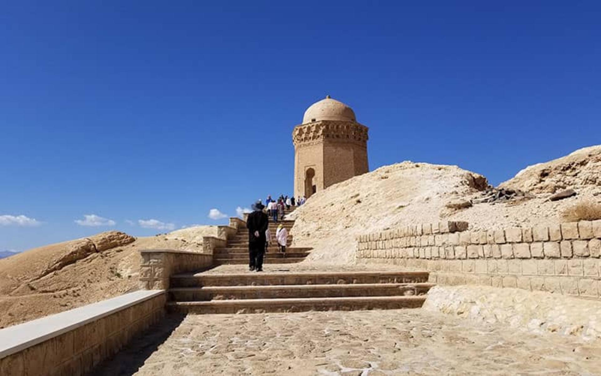 برجی گنبددار بالای کوه