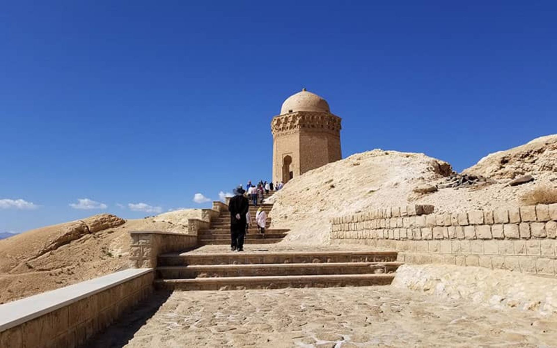 برجی گنبددار بالای کوه
