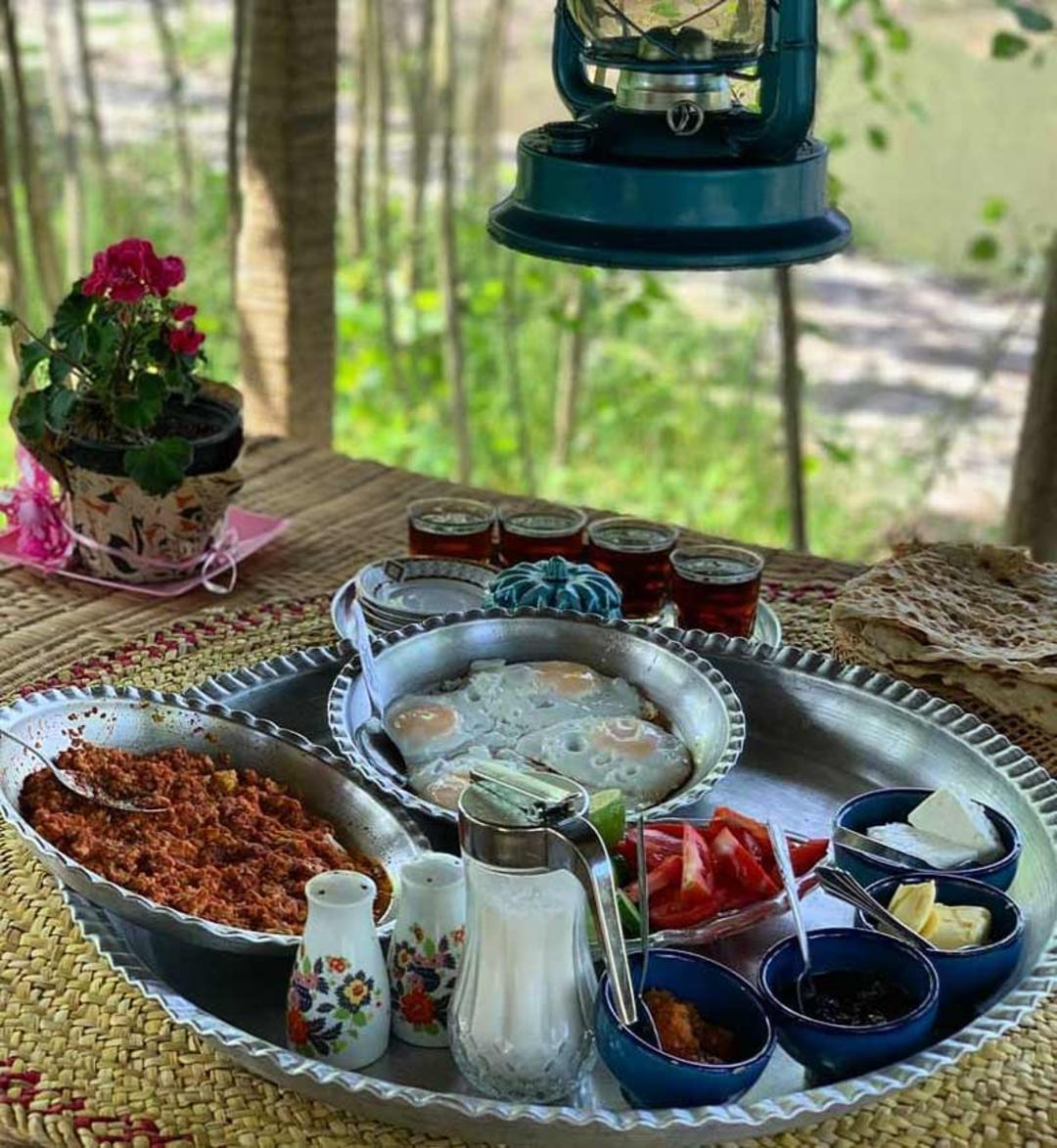 سینی صبحانه محلی در اقامتگاه بومگردی فاندرکتام