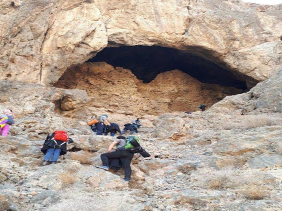 گردشگران در حال صعود به سمت دهانه غار شگفت یزدان