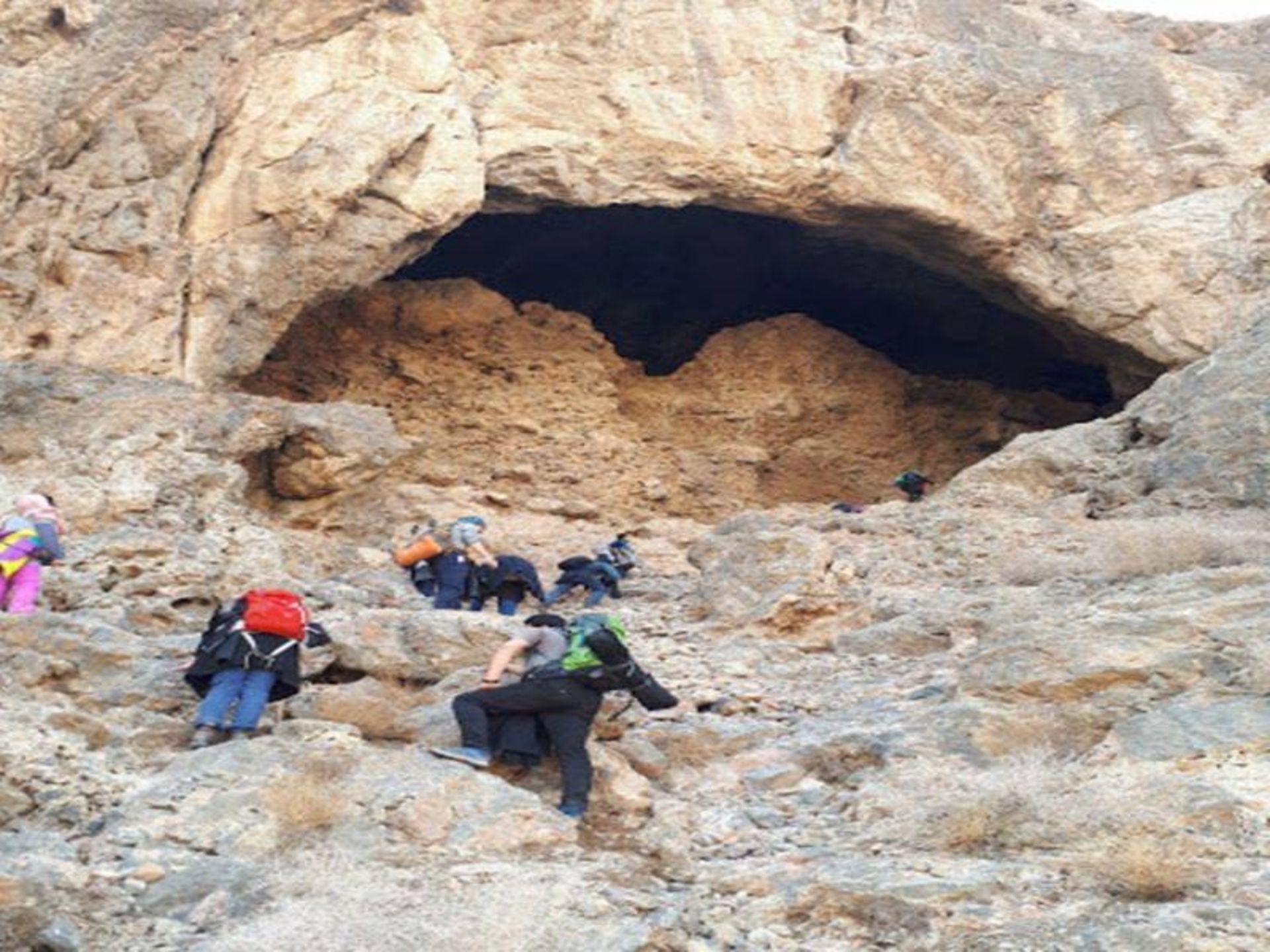 گردشگران در حال صعود به سمت دهانه غار شگفت یزدان