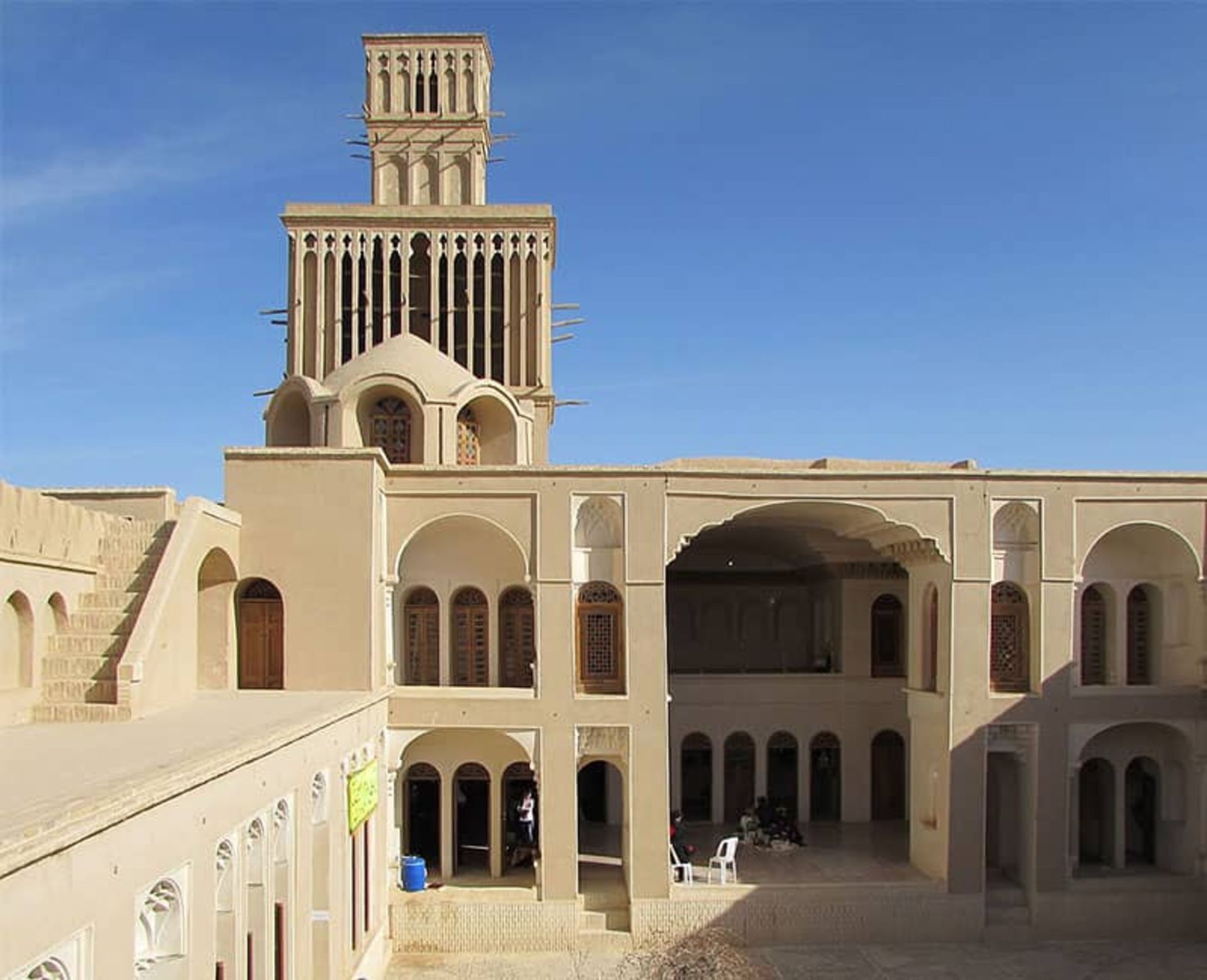 عمارتی تاریخی با بادگیر دو طبقه