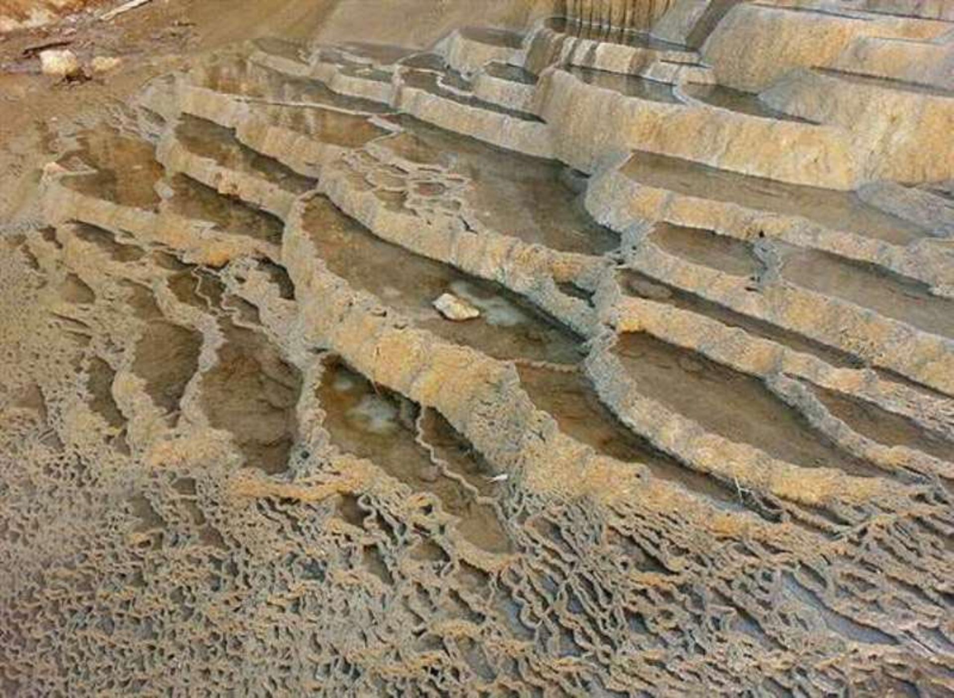 سنگ اب های ندوشن از نمای دور