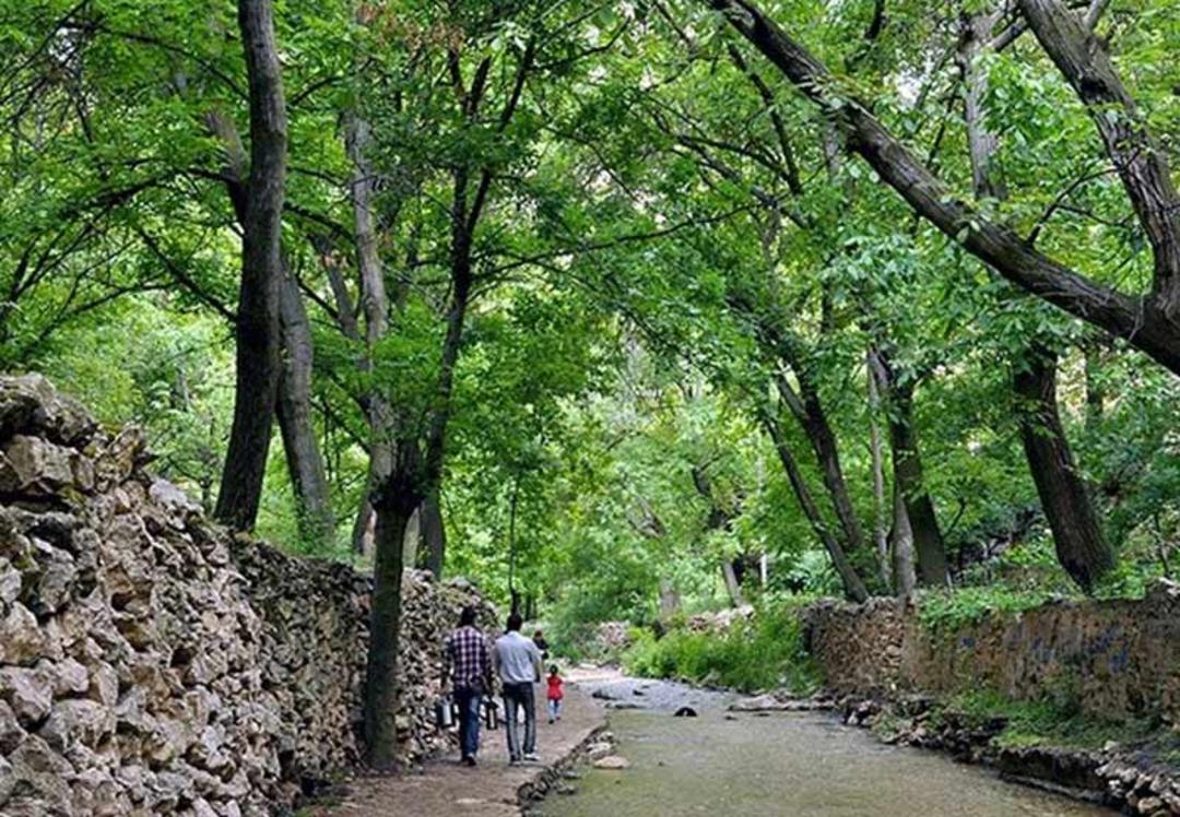 عبور رهگذران از مسیر سنگچین روستای اخلمد