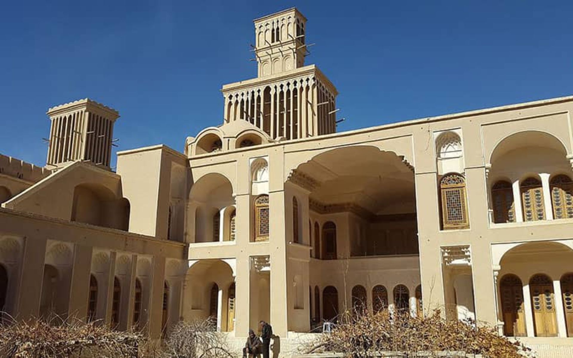 سازه ای تاریخی با بادگیر بلند
