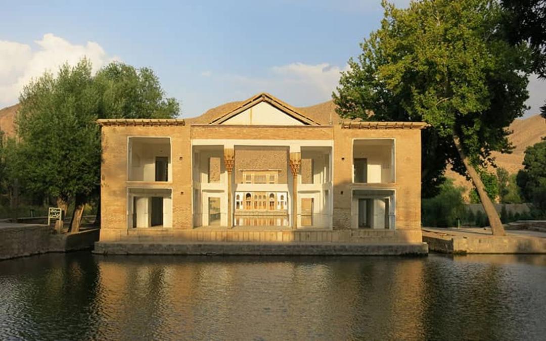 عمارتی تاریخی در وسط دریاچه