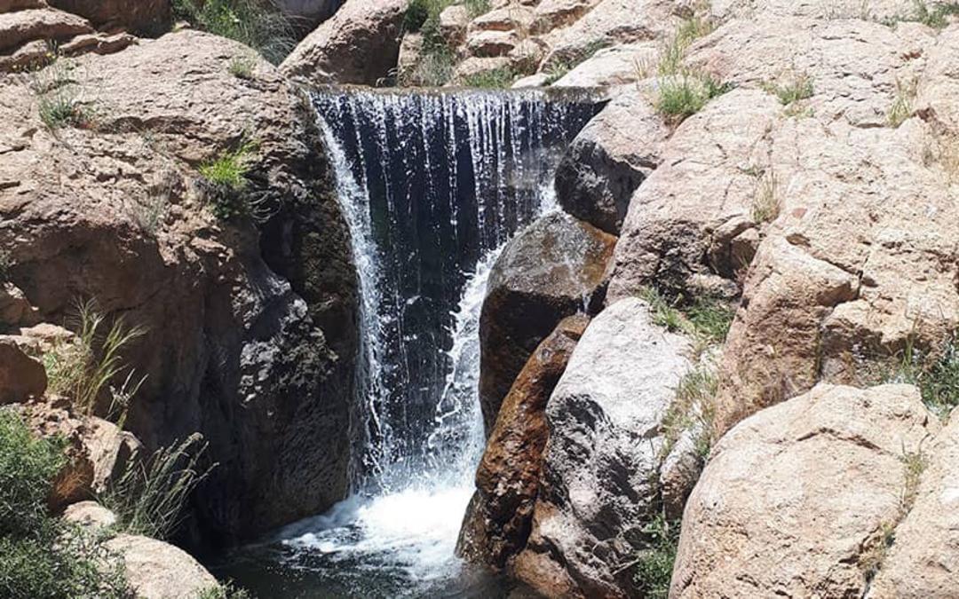 آبشار کوتاهی در میان صخره ها