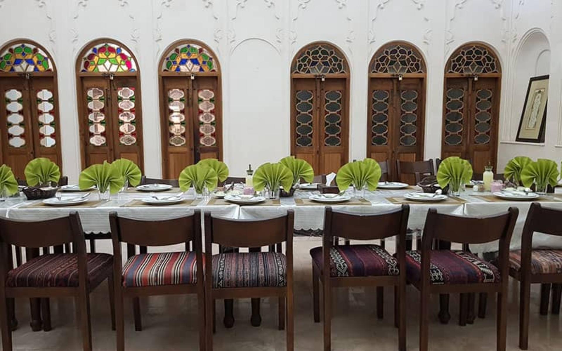 میز غذاخوری در عمارتی تاریخی