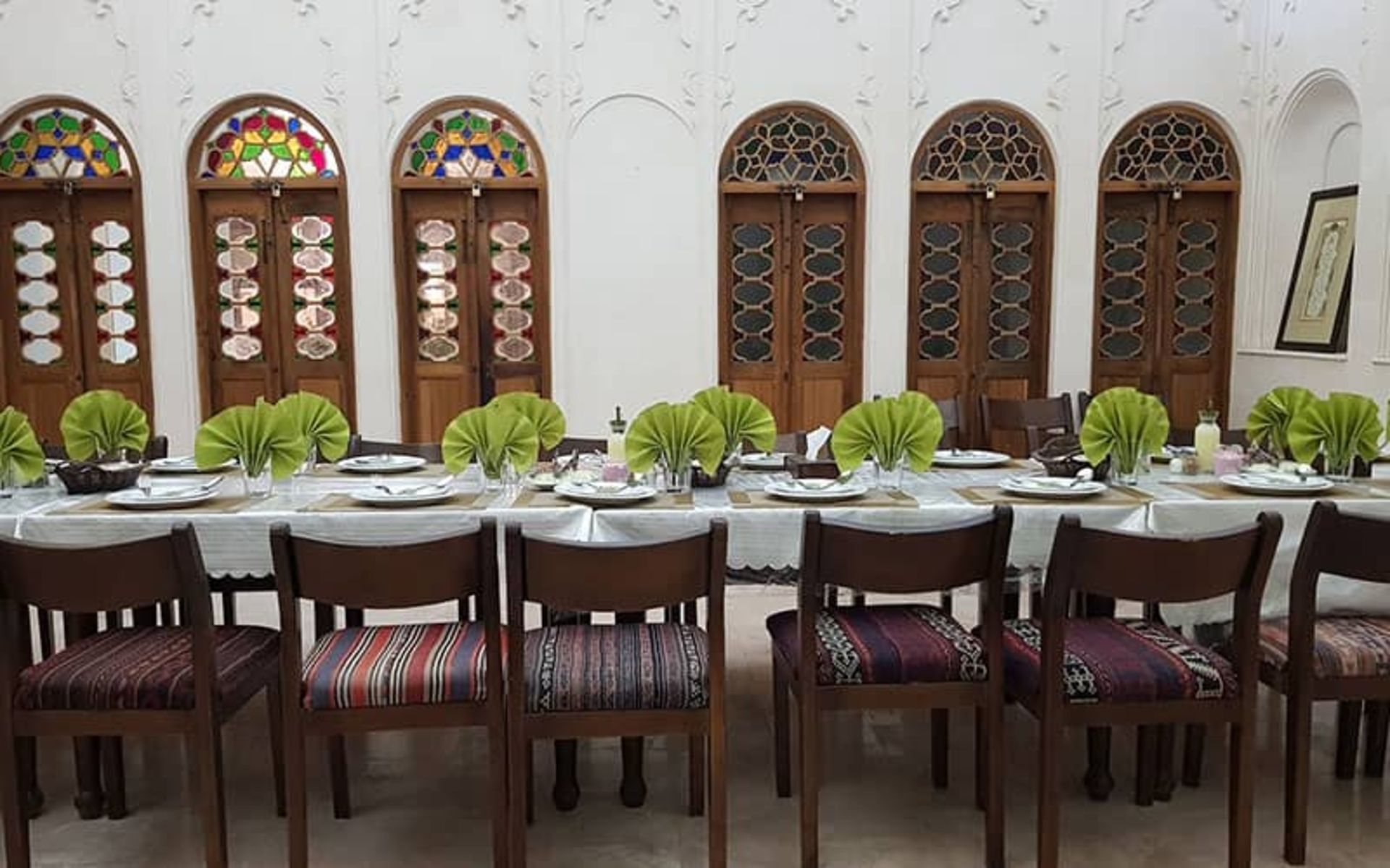 میز غذاخوری در عمارتی تاریخی