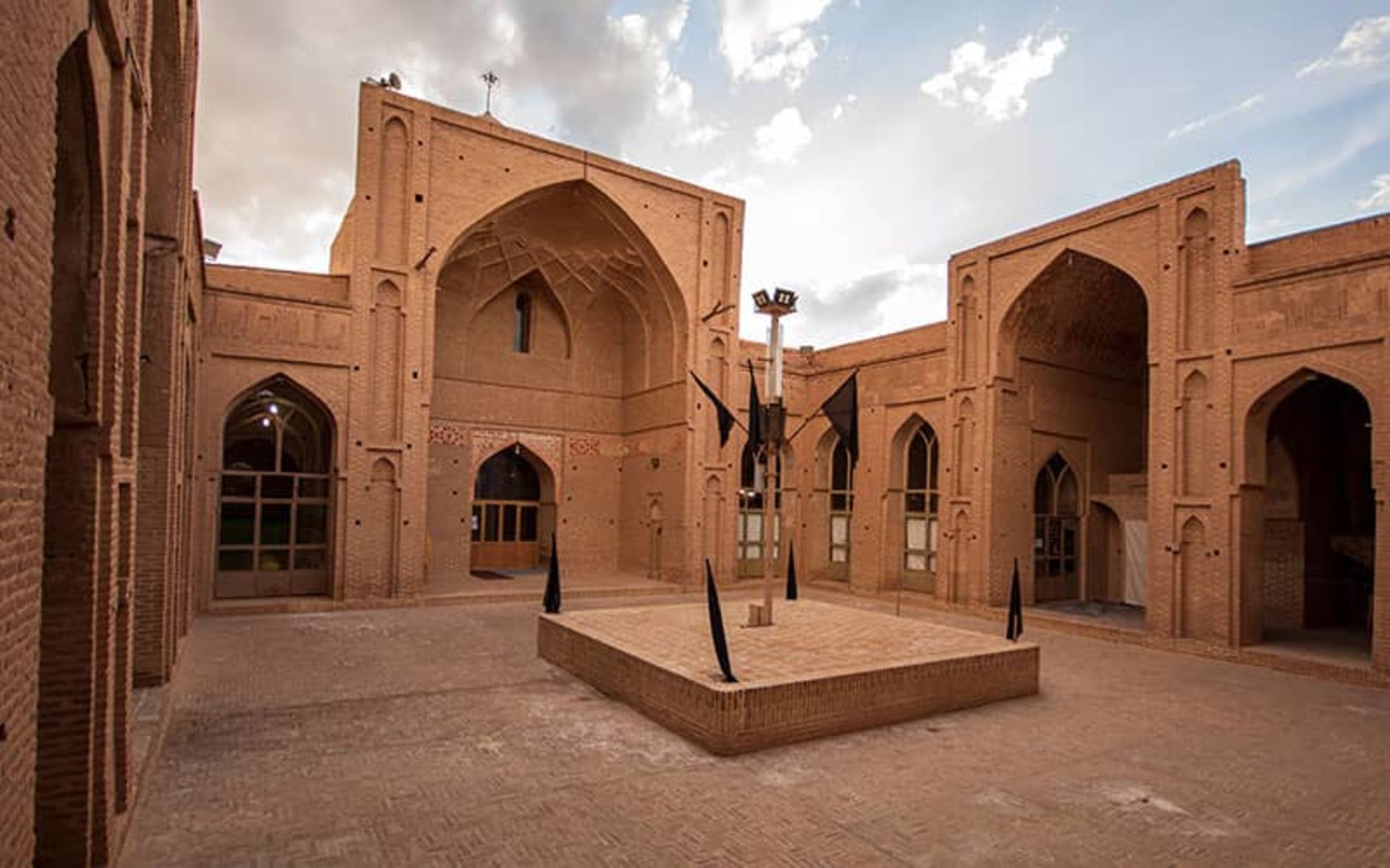 ایوان های بزرگ و طاق نماهای مسجدی قدیمی