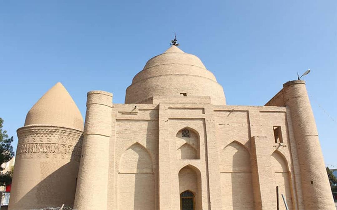 عمارتی آجری با گنبد و تزیینات کم