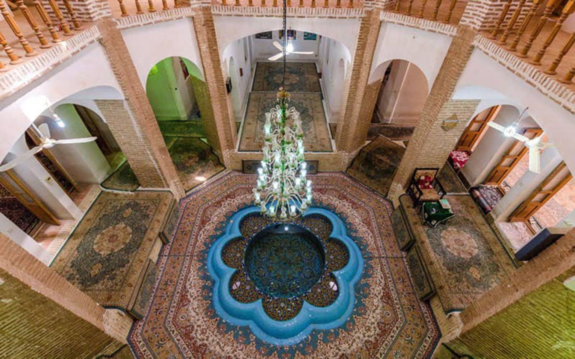 تصویر طبقه همکف خانه ای تاریخی با حوضی در وسط آن