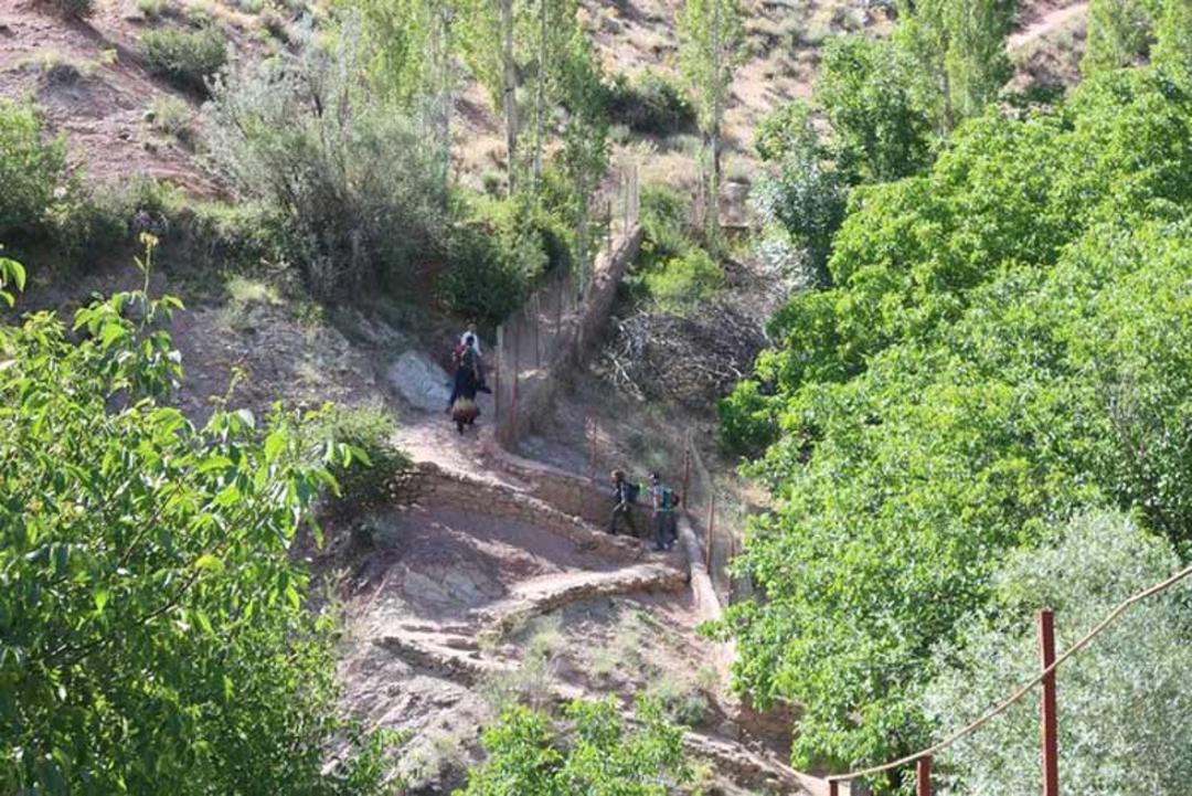 مسیر دسترسی به غار رودافشان در نزدیکی روستای رودافشان