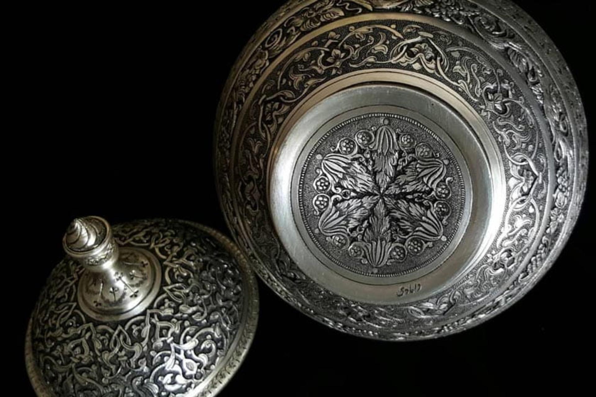 ظرف معرق کاری فلزی با در نقره ای